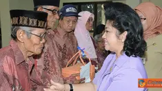 Citizen6, Cipayung: Maksud kunjungan ini, untuk menjalin silahturahmi guna mempererat tali persaudaraan antara Dharma Pertiwi dengan keluarga Panti Sosial Tresna Werdha Budi Mulia 1. (Pengirim: Badarudin Bakri)