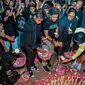 Ribuan bonek tabur bunga di Tugu Pahlawan Surabaya mengenang korban tragedi Kanjuruhan. (Istimewa)