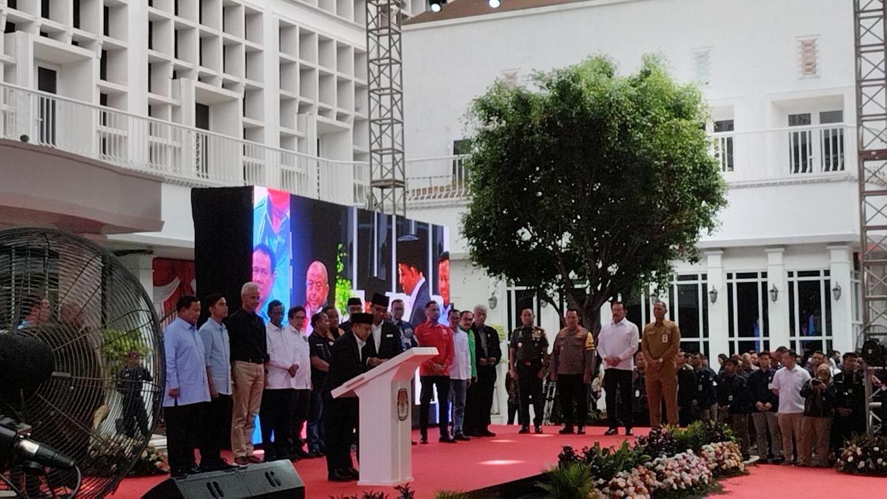 Tiga pasangan capres dan cawapres resmi menandatangani naskah deklarasi Pemilu Damai di KPU RI, Jakarta Pusat (27/11/2023).