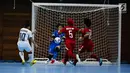 Kiper timnas futsal putri Indonesia Citra Adisti berusaha menangkap bola saat pertandingan melawan Thailand di Games 2017 di Selangor, Malaysia, Jumat (25/8). Timnas futsal putri Indonesia bermain imbang dengan skor 2-2. (Liputan6.com/Faizal Fanani)