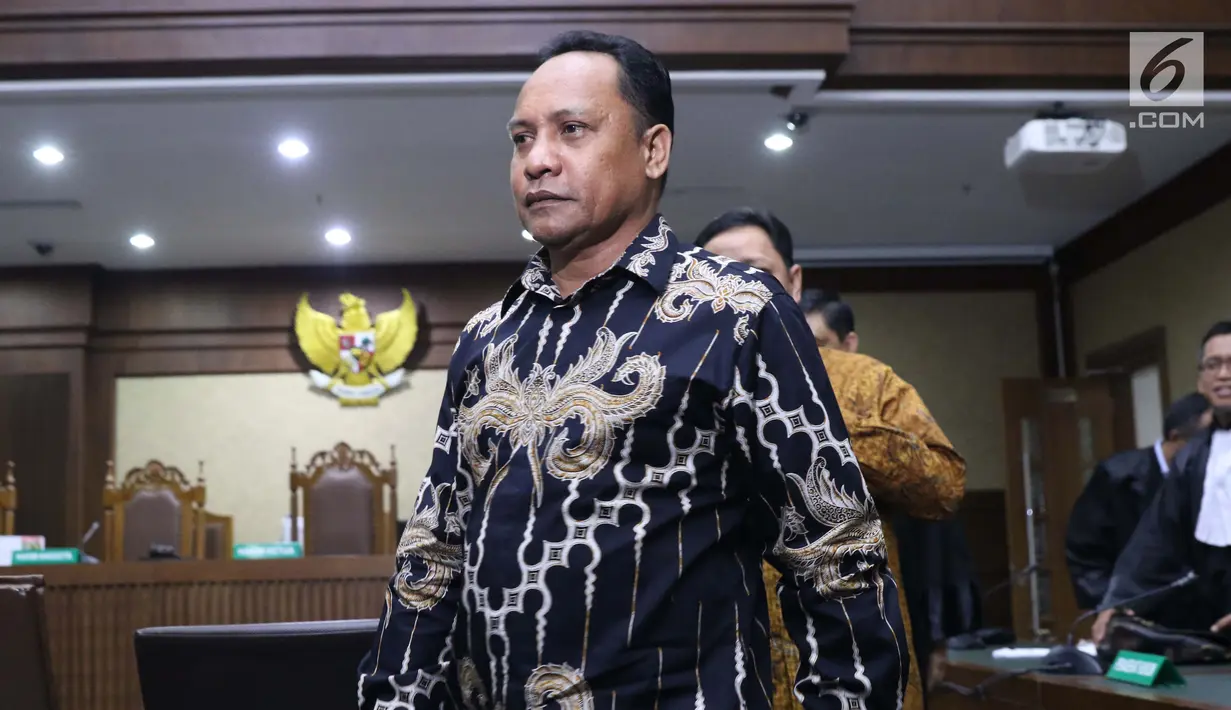 Terdakwa dugaan korupsi pengadaan lahan Bandara Bobong pada APBD Kepulauan Sula tahun 2009 Zainal Mus usai sidang tuntutan, Pengadilan Tipikor, Jakarta, Kamis (14/3). Zainal dituntut 8 tahun penjara dan denda Rp 500 juta. (Liputan6.com/Helmi Fithriansyah)