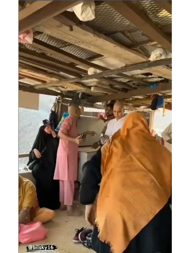 5 Potret Billy Syahputra Tampil Plontos saat Jalani Umrah Ini Curi Perhatian