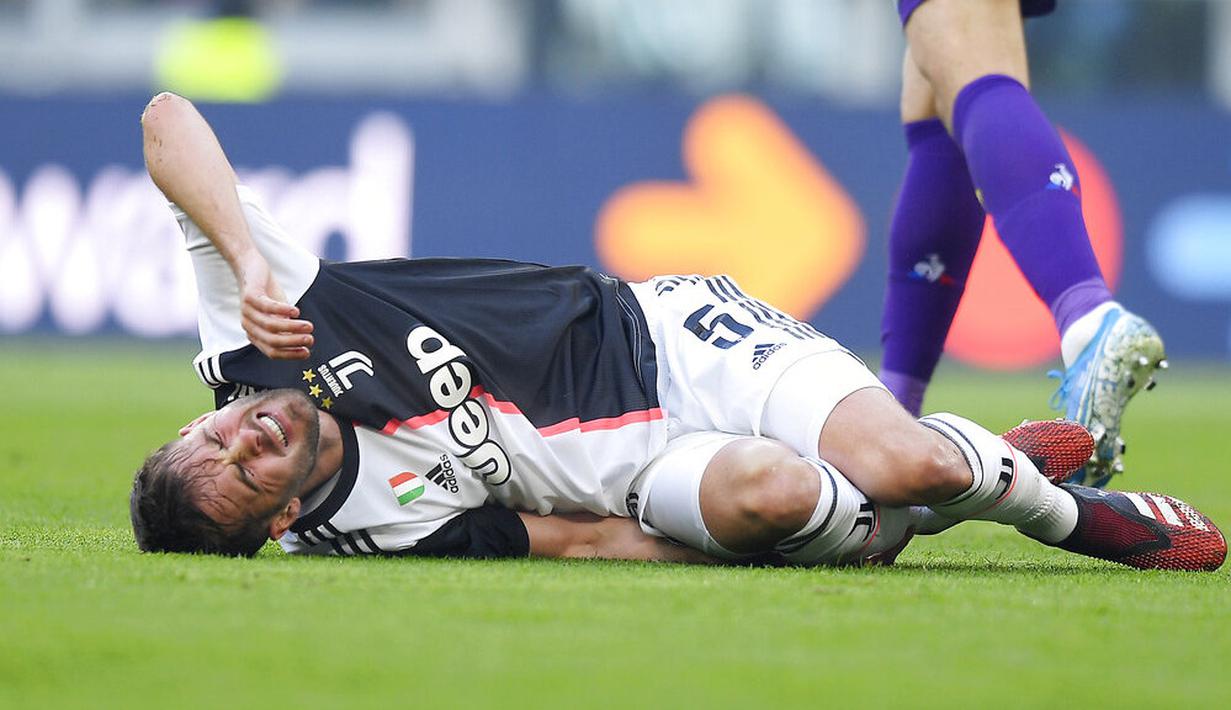 Gelandang Juventus, Miralem Pjanic, terjatuh saat berebut bola dengan pemain Fiorentina pada laga Serie A di Stadion Allianz, Minggu (2/2/2020). Juventus menang 3-0 atas Fiorentina. (AP/Fabio Ferrari)