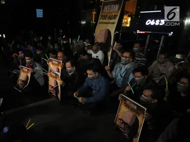 Koalisi Masyarakat Sipil Anti Korupsi bersama Wadah Pegawai melakukan aksi tutup mulut di Gedung KPK, Jakarta, Selasa (12/3). Mereka memperingati peringatan ke-700 hari penyerangan terhadap penyidik senior KPK Novel Baswedan. (merdeka.com/Dwi Narwoko)