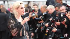 Aktris Kristen Stewart tersenyum saat tiba dalam pembukaan Festival Film Cannes ke-69 di Cannes, Prancis selatan, Rabu (11/5/2016). (AFP PHOTO / Valery Hache)