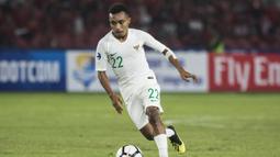 Gelandang Timnas Indonesia, Todd Rivaldo, menggiring bola saat melawan Qatar pada laga AFC U-19 Championship di SUGBK, Jakarta, Minggu (21/10). Indonesia kalah 5-6 dari Qatar. (Bola.com/Vitalis Yogi Trisna)