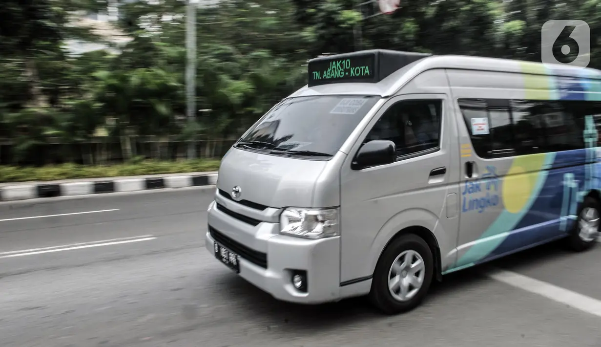 Angkutan Jak Lingko All New Purwarupa Mikrotrans saat beroperasi di Jakarta, Minggu (6/9/2020). PT Transjakarta meluncurkan All New Purwarupa Mikrotrans sebagai armada baru Jak Lingko. (merdeka.com/Iqbal S. Nugroho)