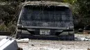 Sebuah mobil teronggok akibat meluapnya sungai Kinugawa yang disebabkan Topan Etau di Joso, Ibaraki Prefecture, Jepang, Sabtu (12/9/2015). Setidaknya 16 orang masih dinyatakan hilang. (REUTERS/Issei Kato)