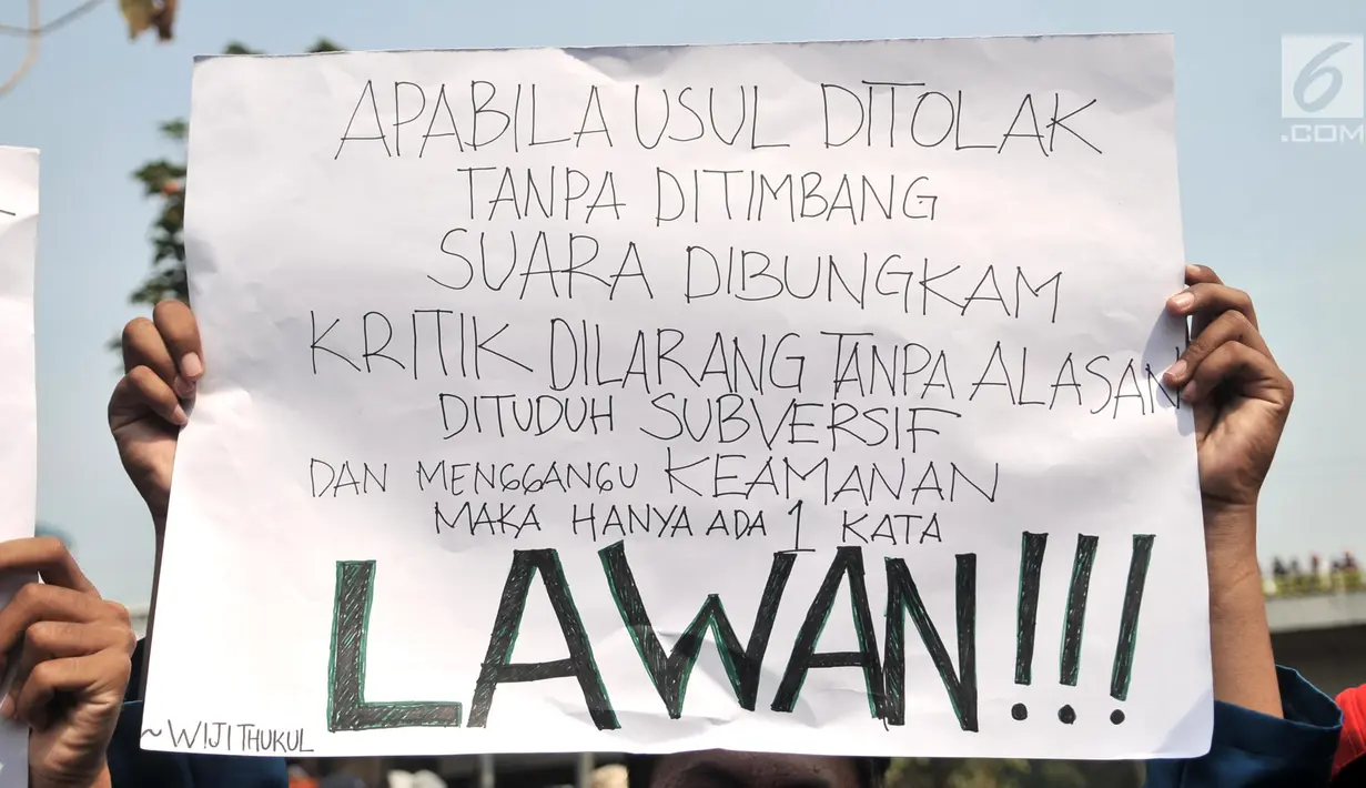 Mahasiswa membawa poster saat melakukan aksi unjuk rasa di depan Gedung DPR RI, Jakarta, Selasa (1/10/2019). Aksi yang digelar Badan Eksekutif Mahasiswa Seluruh Indonesia itu muncul poster dengan kata-kata lucu yang menyindir disahkannya UU KPK dan menolak RUU KUHP. (merdeka.com/Iqbal S Nugroho)