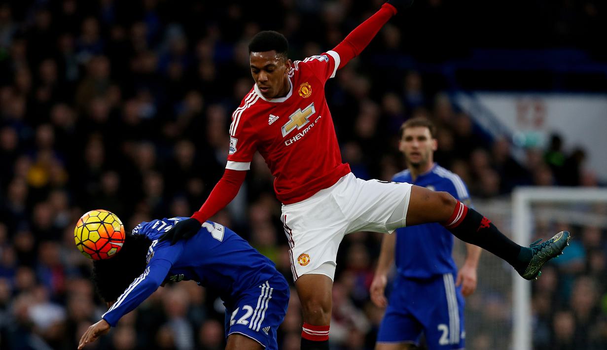 Pemain Chelsea, Willian (kiri), berebut bola dengan pemain Manchester United, Anthony Martial, dalam laga Liga Inggris di Stadion Stamford Bridge, London, (7/2/2016). (AFP/Ian Kington)