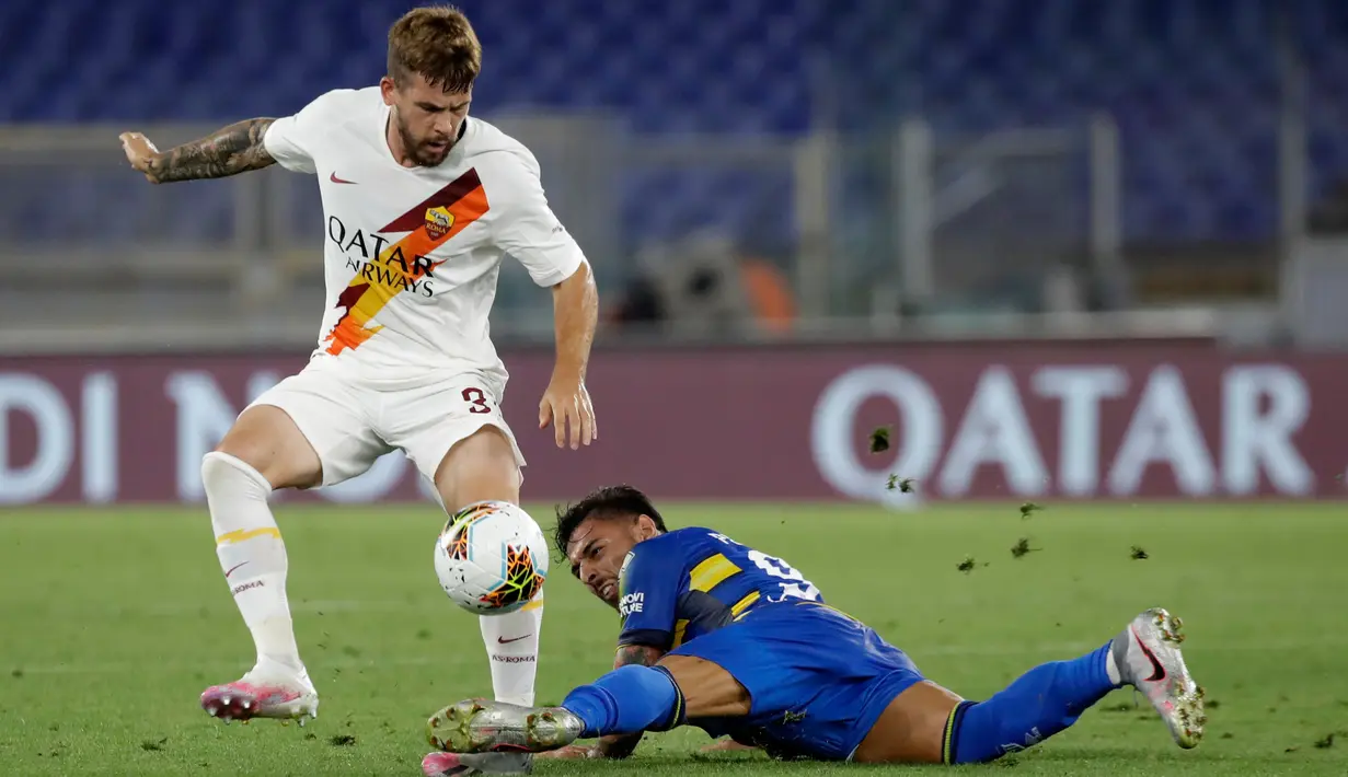 Penyerang AS Roma, Carles Perez berebut bola dengan pemain Parma, Giuseppe Pezzella dalam laga Serie A 2019-20 giornata 31 di Stadion Olimpico, Kamis (9/7/2020) dini hari WIB. AS Roma sukses mengalahkan Parma dengan skor tipis 2-1. (AP Photo/Alessandra Tarantino)