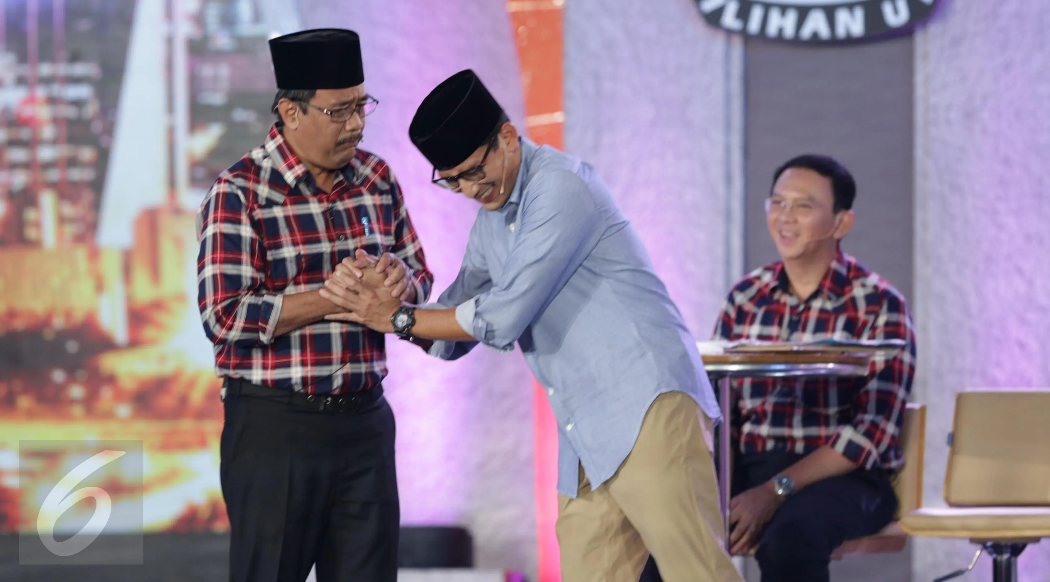 Ekspresi Djarot Saiful Hidayat saat bersalaman dengan Sandiaga Uno saat debat melawan Djarot Saiful dalam debat terakhir Pilgub DKI Jakarta 2017 di Hotel Bidakara, Jakarta, Rabu (12/4). (Liputan6.com/Faizal Fanani)