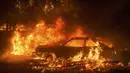 Sebuah mobil terbakar saat kebakaran yang terjadi di dekat Mountain Ranch , Kalifornia, Amerika Serikat, Jumat (11/9/2015). Gubernur Kalifornia, Jerry Brown mengumumkan keadaan darurat untuk wilayah Amador dan Calaveras. (REUTERS/Noah Berger)