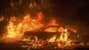 Sebuah mobil terbakar saat kebakaran yang terjadi di dekat Mountain Ranch , Kalifornia, Amerika Serikat, Jumat (11/9/2015). Gubernur Kalifornia, Jerry Brown mengumumkan keadaan darurat untuk wilayah Amador dan Calaveras. (REUTERS/Noah Berger)