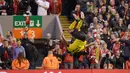 Striker Borussia Dortmund, Pierre-Emerick Aubameyang, melakukan salto untuk merayakan golnya ke gawang Liverpool dalam laga leg kedua perempat final Liga Europa di Stadion Anfield, Liverpool, (14/4/2016). (AFP/Oli Scarff)