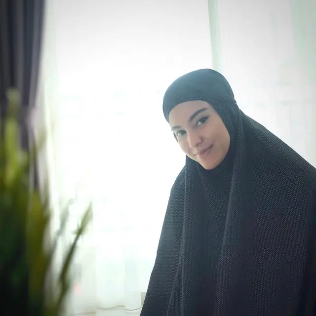 6 Potret Medina Dina Pakai Hijab, Dapat Restu Roy Marten Meski Beda Agama dengan Gading