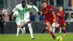 Pemain AS Roma Paulo Dybala (kanan) bersaing memperebutkan bola dengan pemain Sassuolo Pedro Obiang pada pertandingan sepak bola Serie A Liga Italia di Stadion Olimpiade, Roma, Italia, 12 Maret 2023. AS Roma kalah dari Sassuolo dengan skor 3-4. (AP Photo/Alessandra Tarantino)