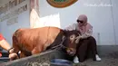 <p>Tidak hanya kurban sapi, Nathalie juga kurban kambing. Tidak hanya sekedar menyerahkan, ibunda Adzam itu juga ikut membagikan daging kurban. [Youtube/NATHALIE HOLSCHER]</p>