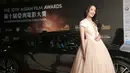 Aktris asal Taiwan, Shu Qi tersenyum disamping mobil mewah saat menghadiri malam penganugerahan Asian Film Awards 2016 di Macau, China, Asian Film Awards diadakan setiap tahun sejak 2007. (AFP/ISAAC LAWRENCE)