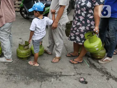 Warga antre membeli gas elpiji subsidi 3 kilogram pada sebuah agen penjualan di kawasan Pondok Aren, Tangerang Selatan, Banten, Senin (3/2/2025). (Liputan6.com/Herman Zakharia)