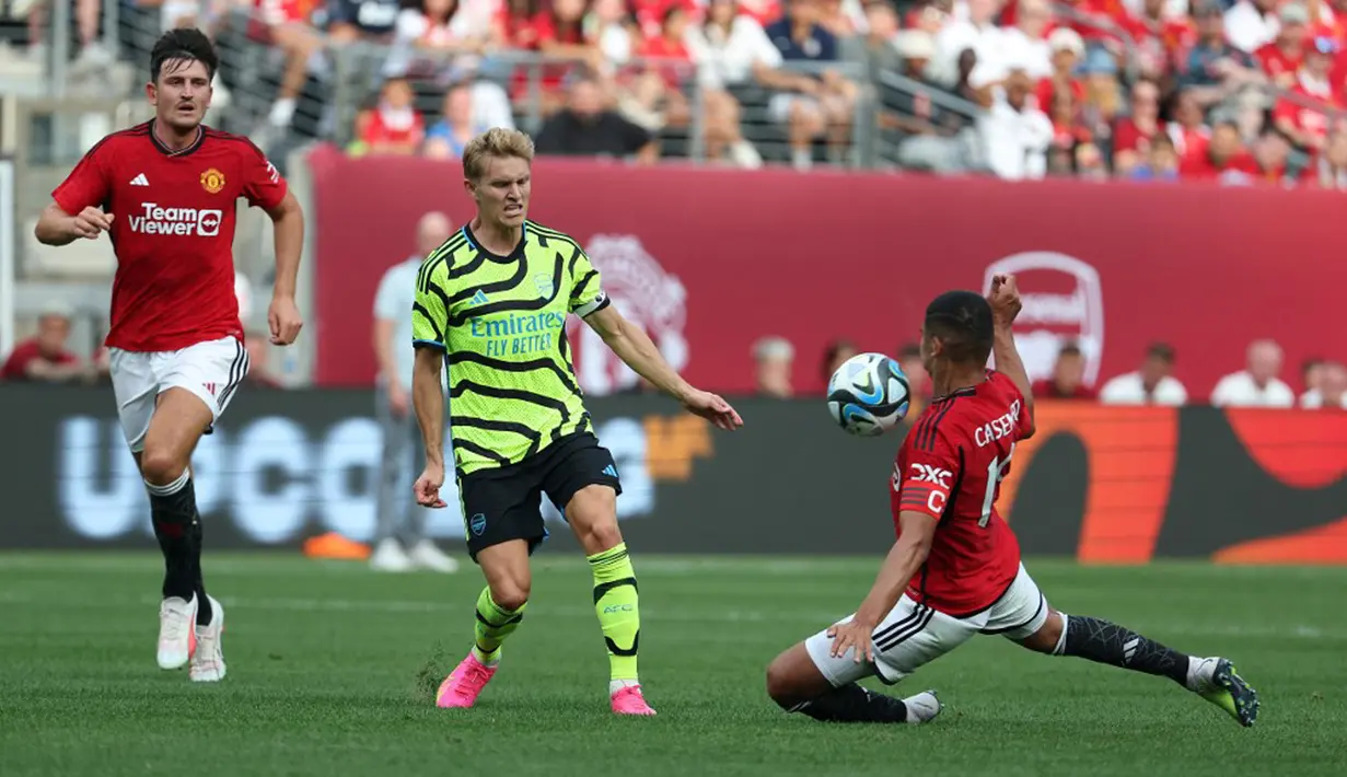 Di kubu Manchester United, manajer Erik ten Hag memainkan Jadon Sancho sebagai penyerang yang ditopang Antony, Bruno Fernandes, Alejandro Garnacho dengan skema 4-2-3-1. (Al Bello/Getty Images/AFP)
