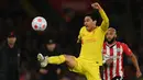 Nama pertama ada Takumi Minamino. Pemain asal Jepang tersebut mampu membayar kepercayaan Jurgen Klopp saat dipercaya turun sebagai starting XI dengan penampilan impresifnya. Pada laga tersebut, Minamino berhasil menyumbang satu gol penyeimbang pada menit ke-27 usai memanfaatkan umpan pendek dari Diogo Jota. (AFP/Glyn Kirk)