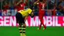Pemain Borussia Dortmund Julian Weigl tertunduk lesu saat timnya kebobolan lima gol dalam lanjutan Bundesliga di Stadion Allianz Arena, Muenchen, Minggu (4/10/2015). Muenchen menang telak 5-1 atas Dortmund. (REUTERS/Michael Dalder)
