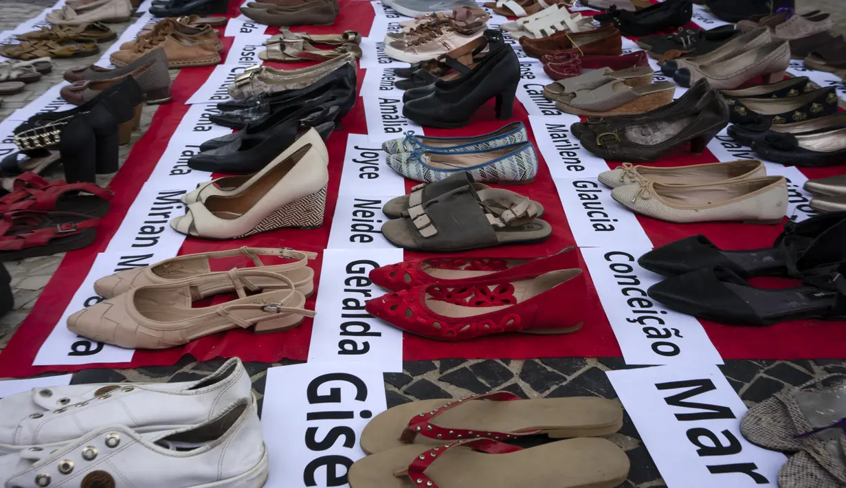 Sepasang sepatu dengan nama-nama perempuan korban femisida di Brasil dalam acara Hari Internasional untuk Penghapusan Kekerasan terhadap Perempuan di Pantai Copacabana, Rio de Janeiro, Sabtu (25/11/2023). (Tercio TEIXEIRA / AFP)