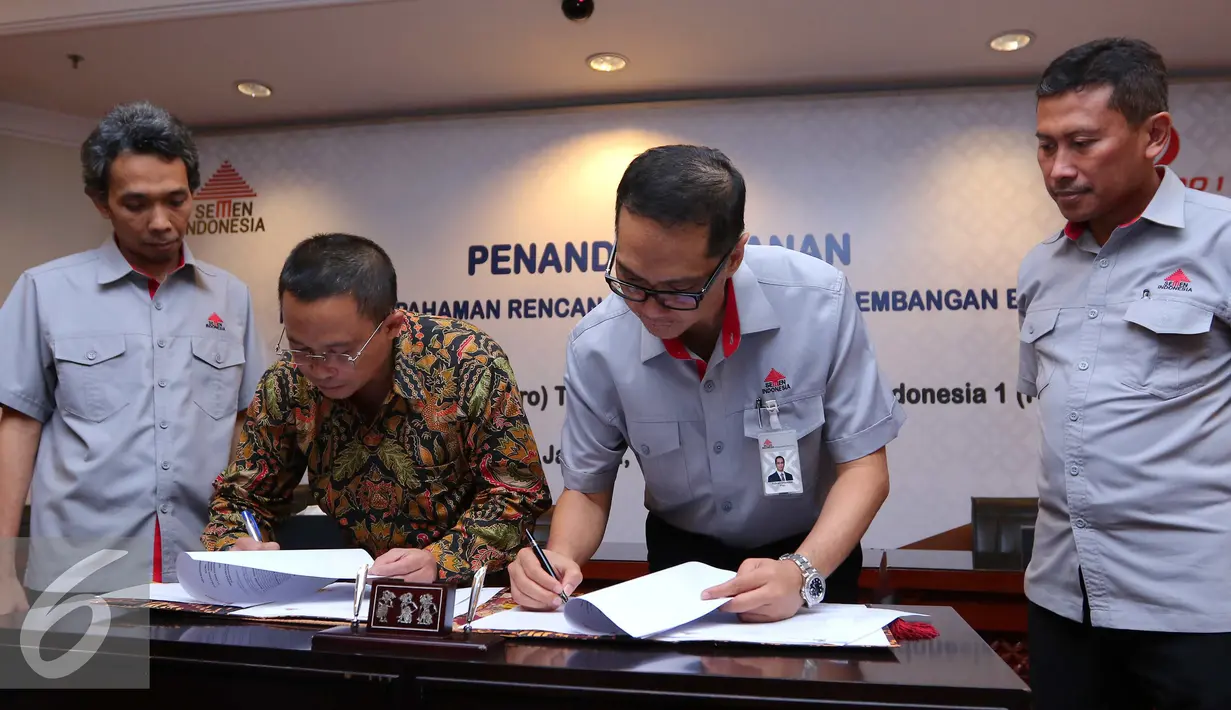 Dirut Pelindo 1 Bambang Eka Cahyana (kedua kiri) dan Dirut Semen Indonesia Rizkan Chandra (kedua kanan) saat menandatangani nota kesepahaman di Jakarta, Kamis (30/6). (Liputan6.com/Angga Yuniar)
