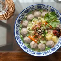 Resep Sop Bakso Bumbu Iris, Kuahnya Gurih dan Baksonya Empuk Nagih (AI generated)