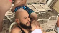 Mengharukan, simak alasan di balik foto seorang ayah yang tidur di bawah keranjang bayinya.