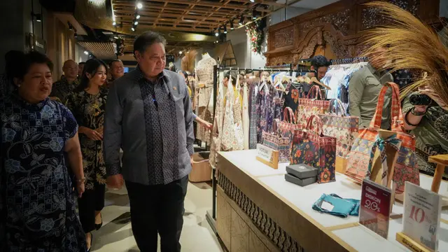 Menteri Koordinator Bidang Perekonomian Airlangga Hartarto dalam acara Opening Ceremony Peluncuran Program Belanja di Indonesia Aja (BINA) Diskon 2024 pada Jumat (20/12/2024. (Dok Kemenko Perekonomian)