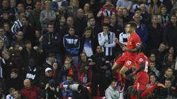 Gelandang Liverpool, Philippe Coutinho, merayakan gol yang dicetaknya ke gawang West Bromwich pada laga Premier League di Stadion Anfield, Liverpool, Sabtu (22/10/2016). Sepanjang karier di Liverpool, Coutinho mencetak 54 gol. (AFP/Paul Ellis)