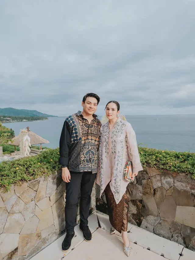 5 Ide Baju Couple untuk Kondangan ala Selebriti