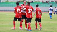 Madura United saat uji coba melawan Putra Sinar Giri (PSG) di Stadion Gelora Joko Samudro, Gresik, Jumat sore (31/1/2020). (Bola.com/Aditya Wany)