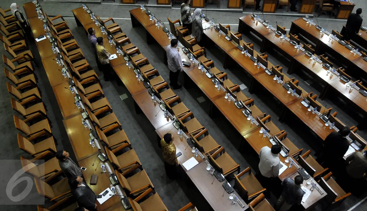 Deretan bangku kosong saat Rapat Paripurna DPR RI di Gedung DPR, Jakarta, Selasa (13/10/2015). Sebanyak 262 dari 560 anggota dewan tidak hadir saat sidang tersebut. (Liputan6.com/JohanTallo)