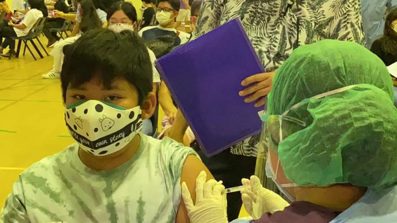 Anak sekolah di Tangerang mengikuti vaksinasi massal Covid-19 menggunakan Sinovac