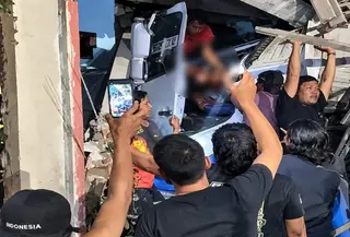 Truk Trailer Masuk Jalur Berlawanan, Hantam Rumah Warga dan Sopir Kritis