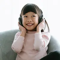 Ilustrasi anak mendengarkan musik/copyright shutterstock/zEdward_Indy