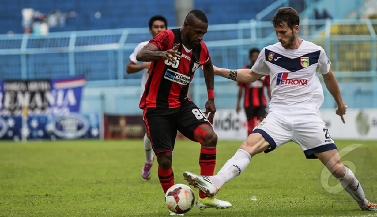 Cristobal Marquez (kanan) terpaksa dicoret Mitra Kukar (Liputan6.com/Faizal Fanani) 