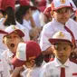 Seorang siswa menguap menahan kantuk sebelum upacara di SD Pasar Baru 05, Jakarta, Senin (27/7/2015). Usai libur panjang Idul Fitri para siswa kembali beraktivitas mengikuti pelajaran di sekolah untuk tahun ajaran 2015-2016. (Liputan6.com/Faizal Fanani)