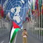 Seorang bocah memegang bendera Palestina. (theusindependent.com)