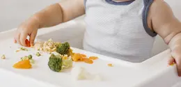 Messy eating bukan sekadar berantakan, melainkan bagian penting dari proses belajar anak. [Dok/freepik.com]