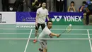 Menpora, Imam Nahrawi berpasangan Kevin Sanjaya menghadapi Chandra Wijaya dan Ricky Subagja pada laga eksebisi di CWIBC, Serpong, Selasa, (19/12/17). Acara tersebut sekaligus pemberian penghargaan kepada Tokoh Bulutangkis. (Bola.com/M Iqbal Ichsan)