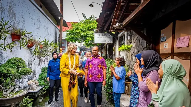 Gaya Semi Formal Busana Ratu Maxima dari Belanda Saat Kunjungan di Jawa Tengah, Padukan Setelan Kuning dengan Kain Batik