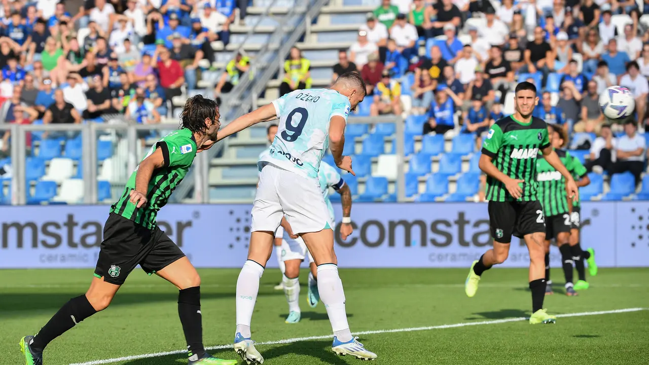 Dzeko menyundul bola guna mencetak gol kemenangan Inter Milan atas Sassuolo di Liga Italia