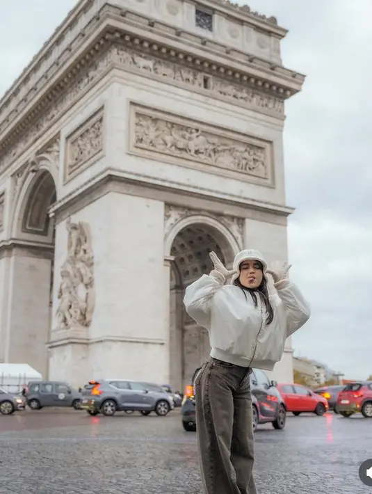 Fuji juga menambah tampilannya dengan jaket tebal putih serasi dengan glovesnya. Ia pun tampil dengan riasan natural. [@fuji_an]