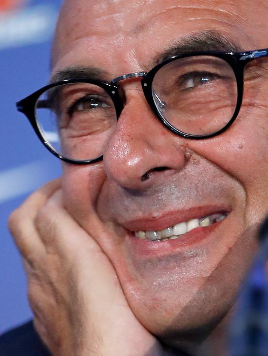 Pelatih baru Chelsea, Maurizio Sarri tersenyum saat konferensi pers di Stamford Bridge, London (18/7). Sarri menarik perhatian Chelsea setelah meraih prestasi apik di Napoli musim lalu. Napoli finis di posisi dua klasemen Serie A. (AFP Photo/Tolga Akmen)