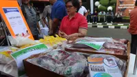 Sejumlah daging kerbau pada acara sosialisasi di Kantor Perum Bulog, Jakarta, Jumat (2/9). Dalam kesempatan ini, Perum Bulog menjual harga ke konsumen seharga Rp 65 ribu per kg dan Rp 60 ribu per kg untuk harga distributor. (Liputan6.com/Angga Yuniar)