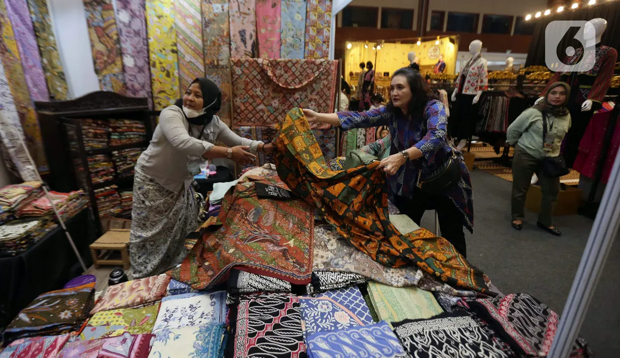 Pedagang kain melayani pembeli dalam pameran Inacraft on October di JCC, Jakarta, Rabu (4/10/2023). Salah satu pameran produk kerajinan terbesar di Asia Tenggara itu diikuti lebih dari 700 peserta yang berlangsung hingga 8 Oktober mendatang. (Liputan6.com/Faizal Fanani)